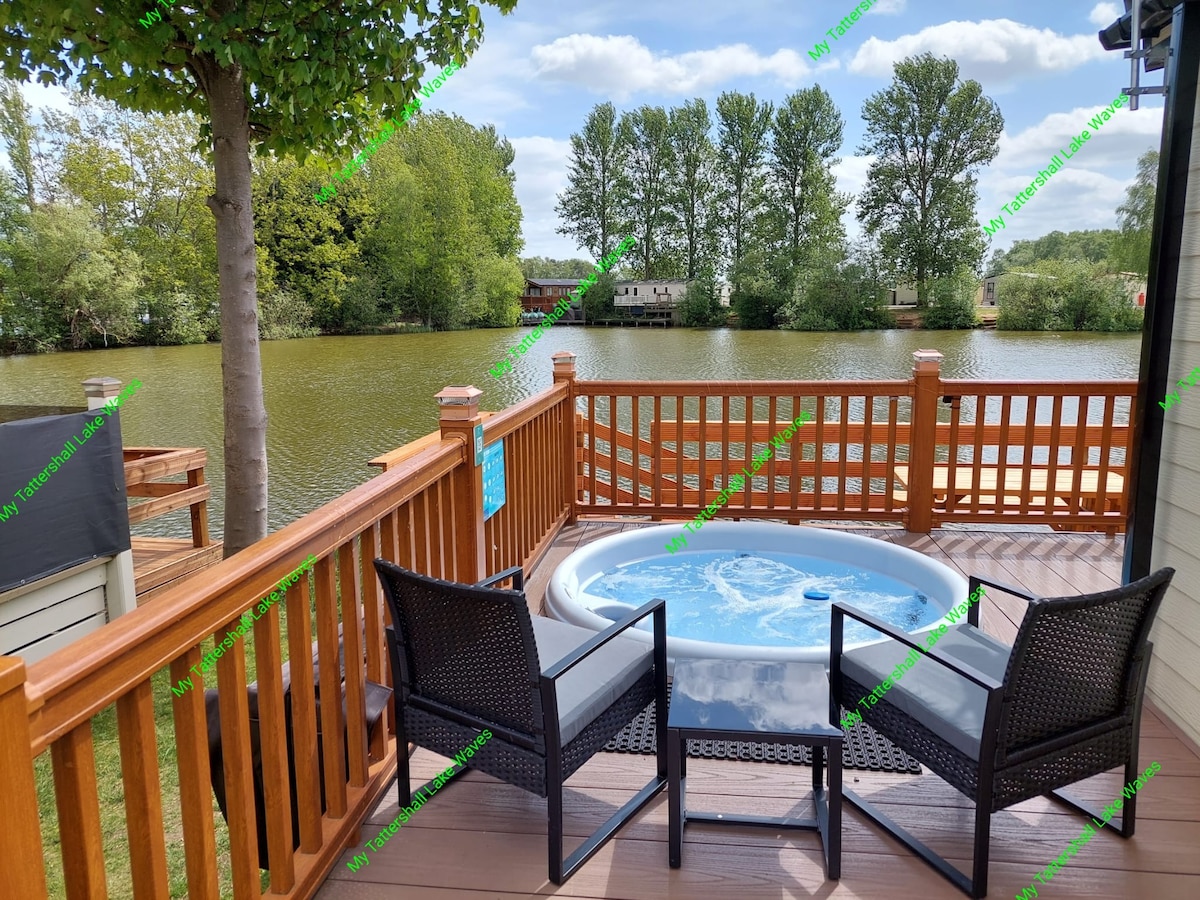 Rudd Lake, Luxury Lodge, Private Fishing, Hot Tub