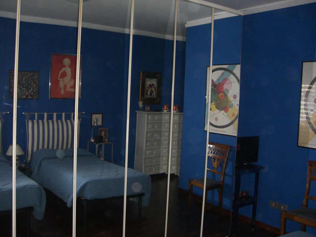 宽敞明亮的卧室，带套内卫生间。