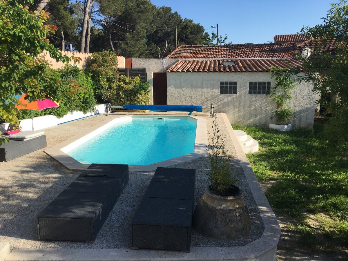 maisonnette terrasse dans propriété avec piscine