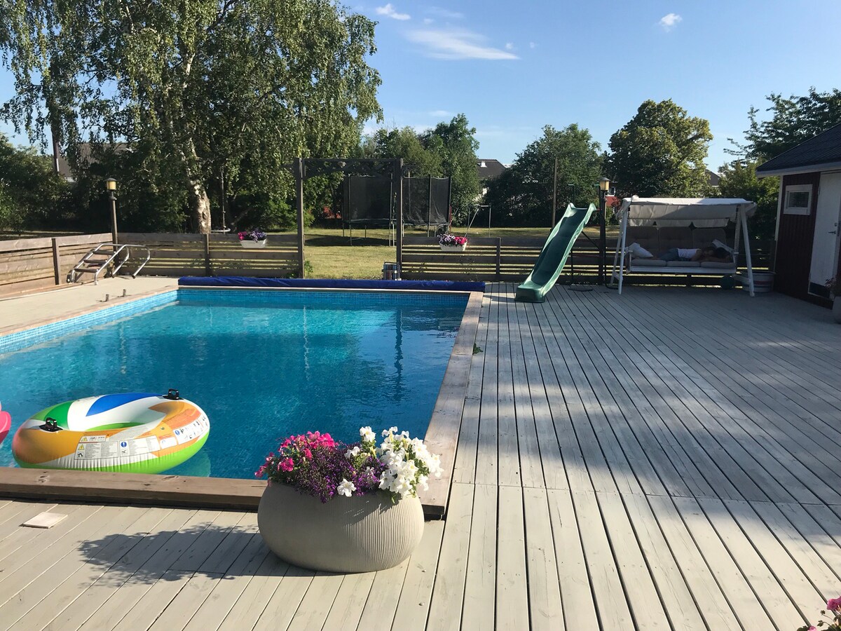Härlig pool villa,  stor tomt 20 min från Arlanda!
