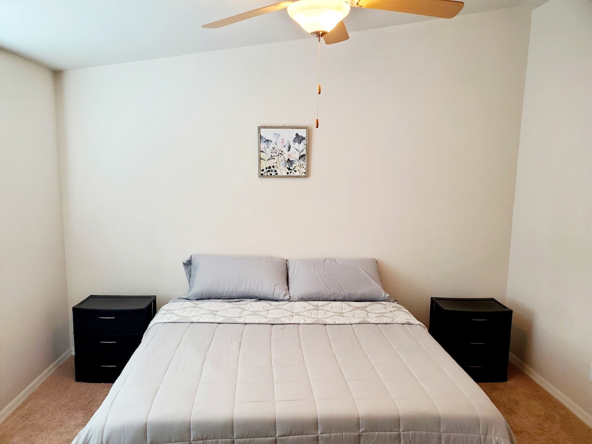 4BR 2BA w/King Bed,AC,Smart TV,Parking,Fast WiFi