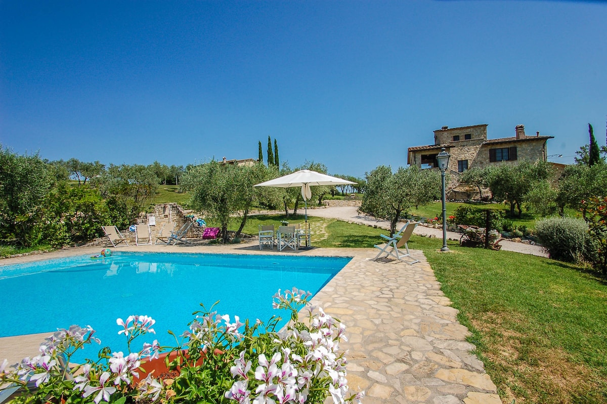 Villa with private pool near Todi. Airco & Wi-fi