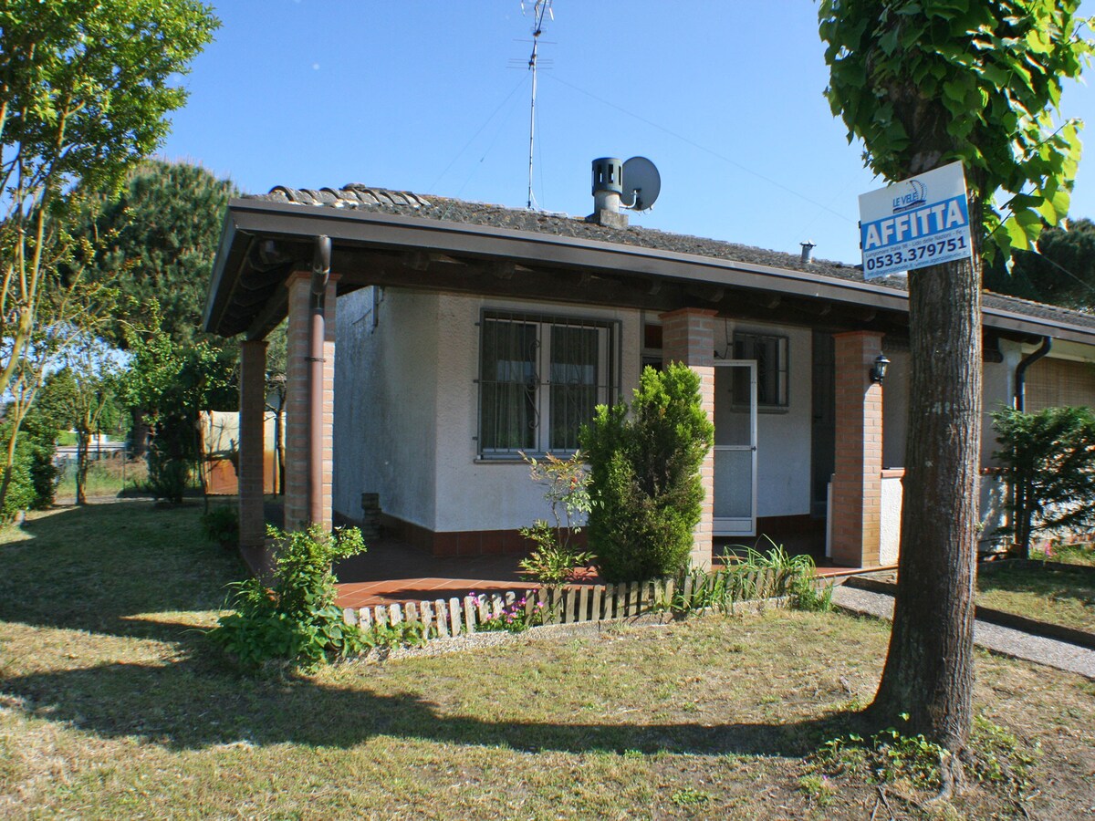 Villa angolare con ampio giardino e patio