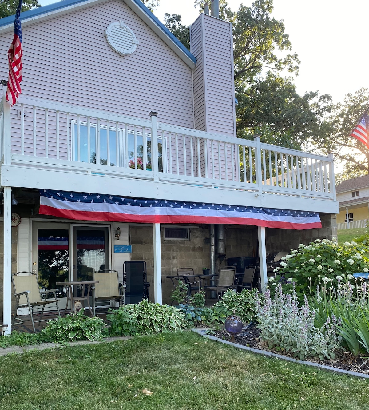 Lake Cottage of Contentment-Lower Level Apartment