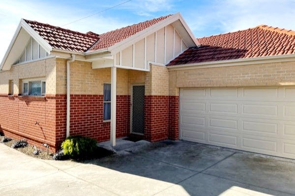 3 Bdrm w/ Garage 900 mtrs From Lake Wendouree