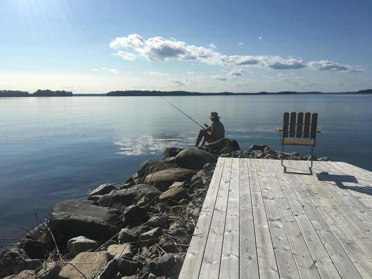 Lakefront cottage 50 minutes from Stockholm