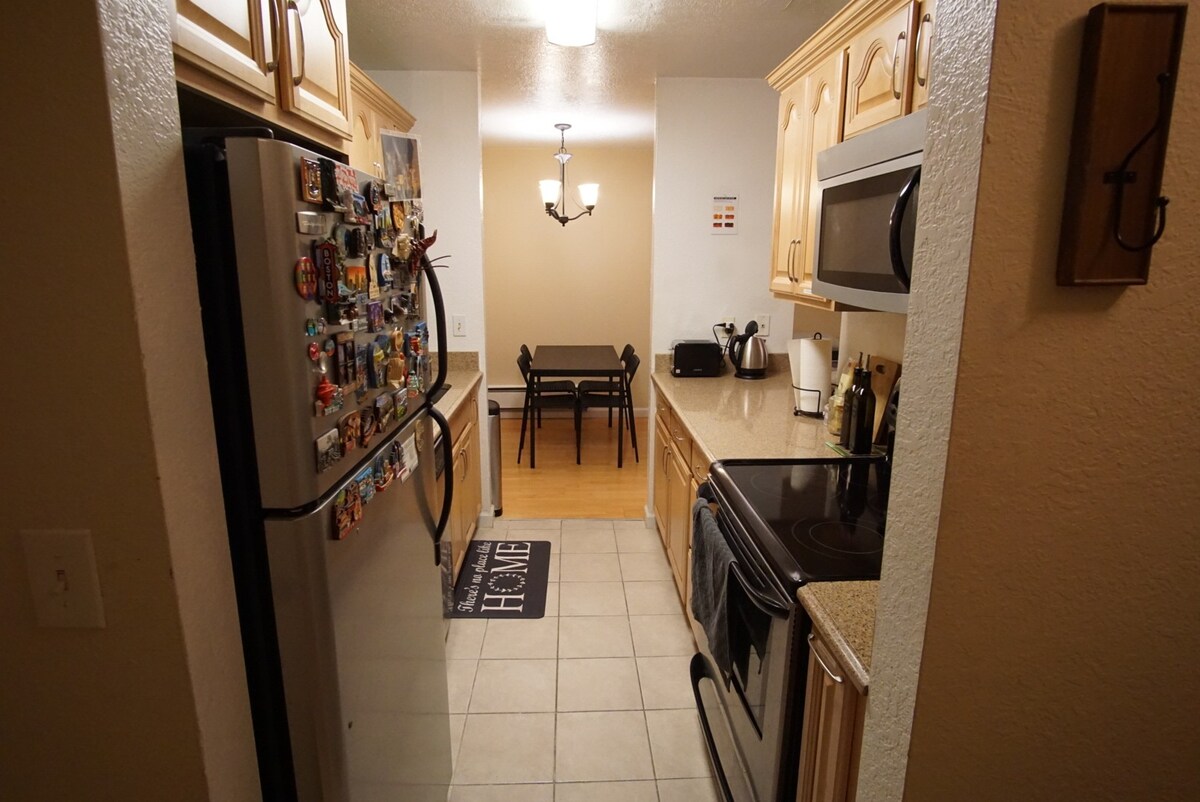 整套单间公寓：设施齐全的厨房、卫生间、私人停车场
