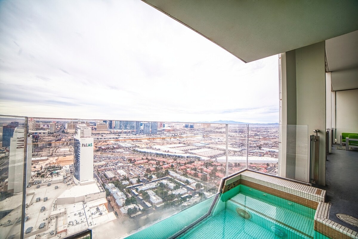 顶级豪华五星级顶层公寓，带按摩浴缸+条带
