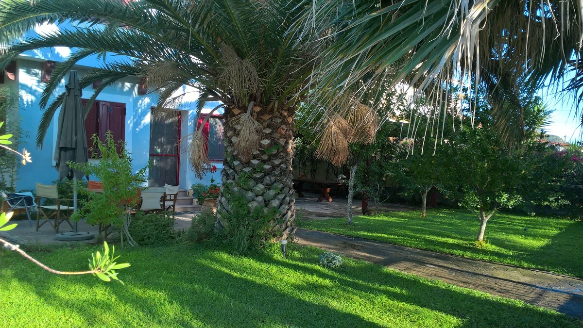 Two-storey estate with garden in front of the sea