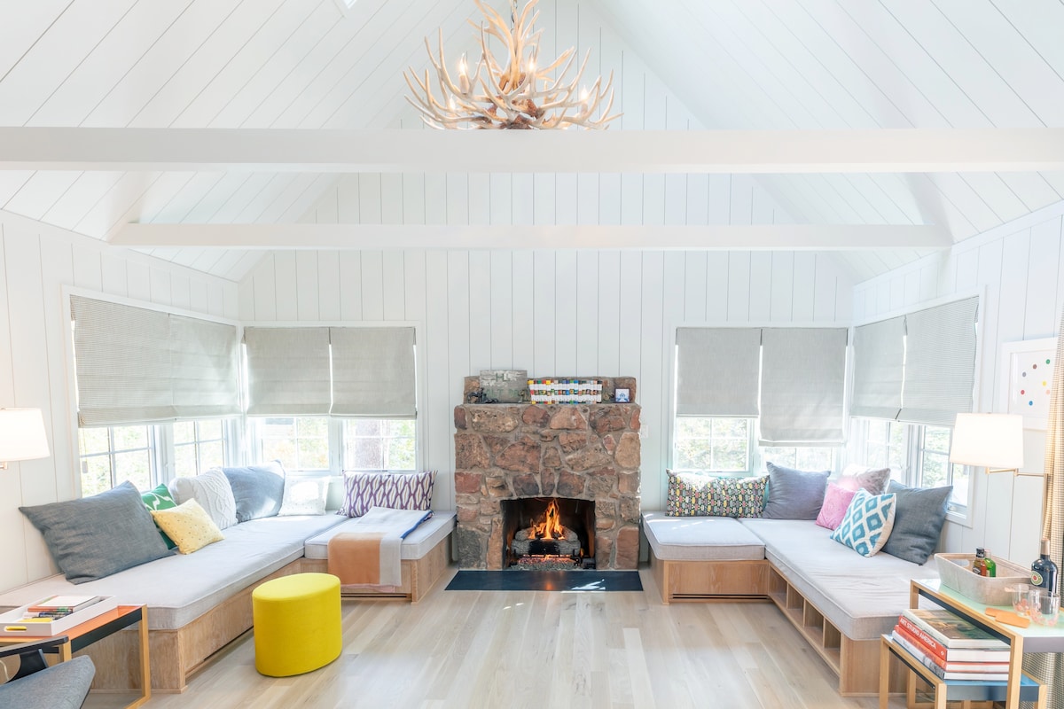 Modern Cabin with Hot Tub and Fantastic Views