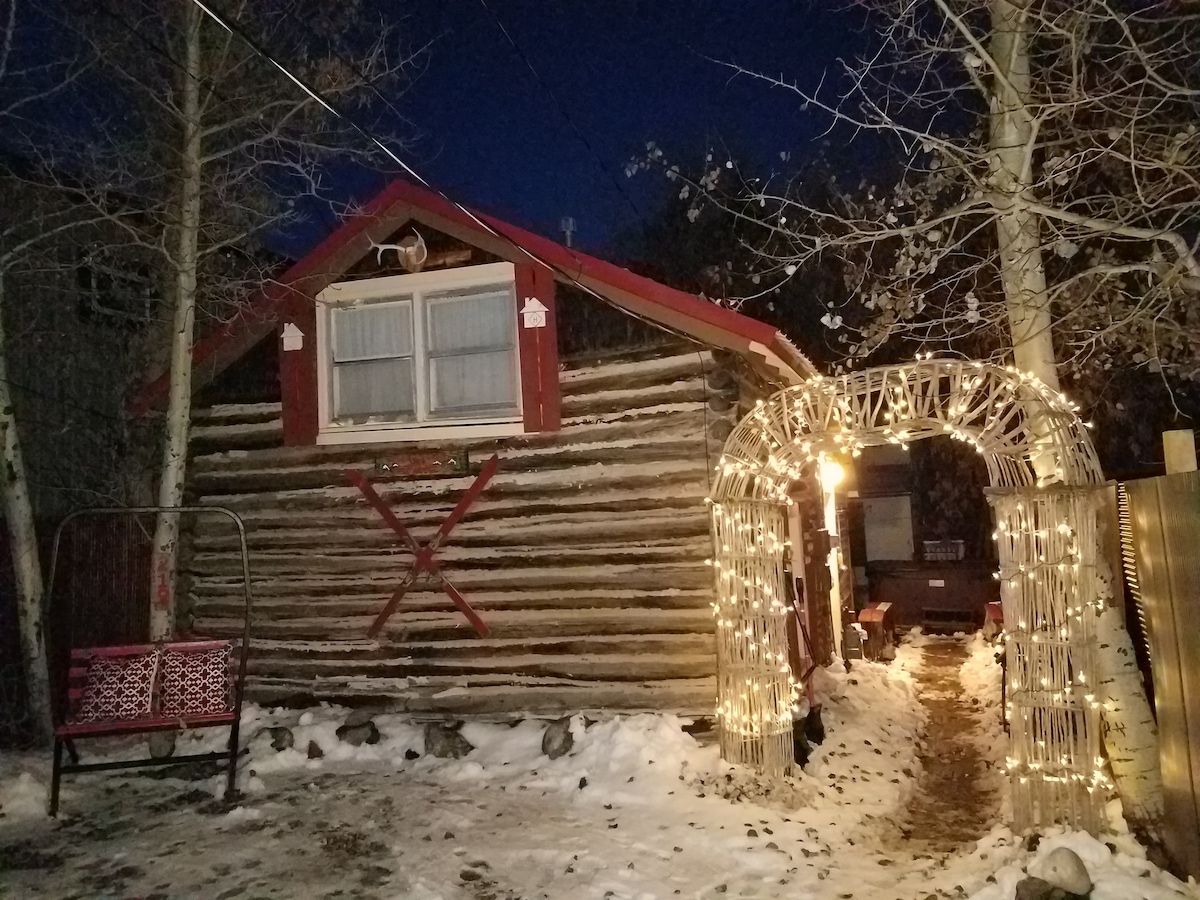 位于蒙大拿州红色小屋的小木屋，配备热水浴缸
