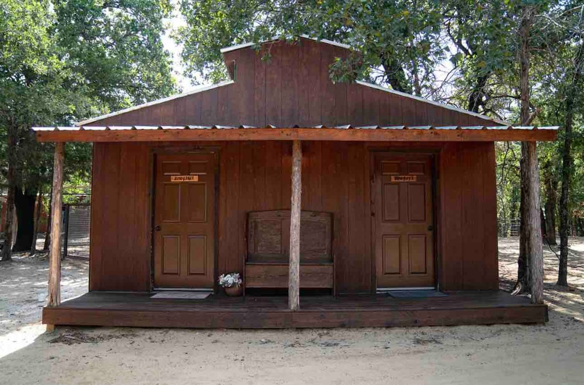 Conestoga Wagon 1-Pool/ hot tub @ Oak Meadow Ranch