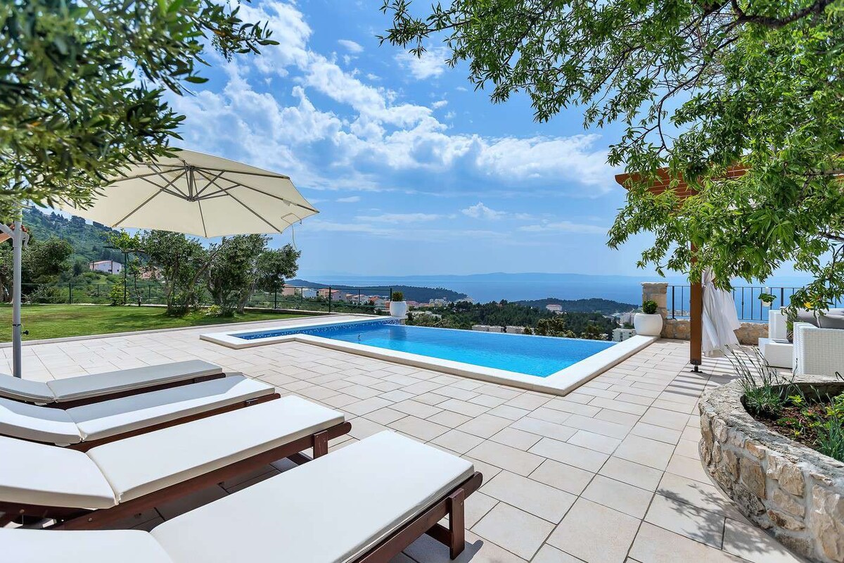 Villa Mendula w/ heated pool & sea view