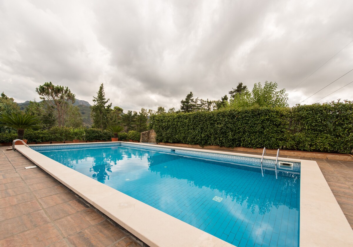 Green Country House Garden and Pool