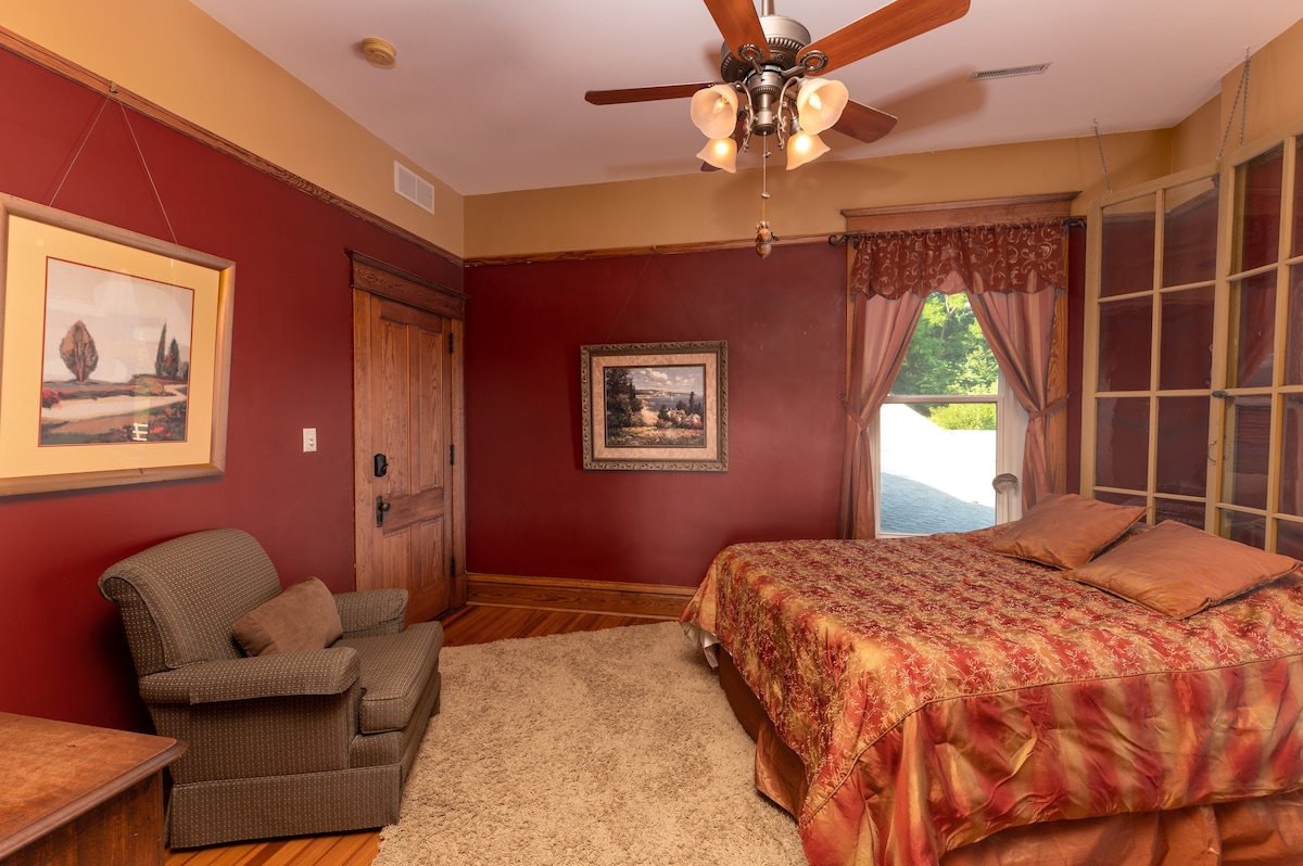 Emma Big Bear Suite and Elkader JailHouse Inn