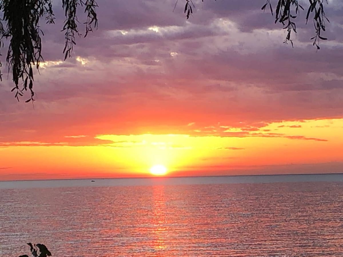 Lydia 's Lake Erie Cottage