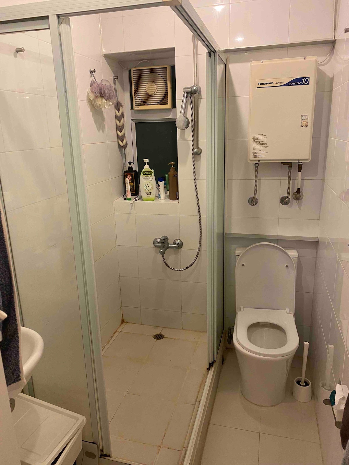 Wanchai cozy shared flat close to MTR Admiralty