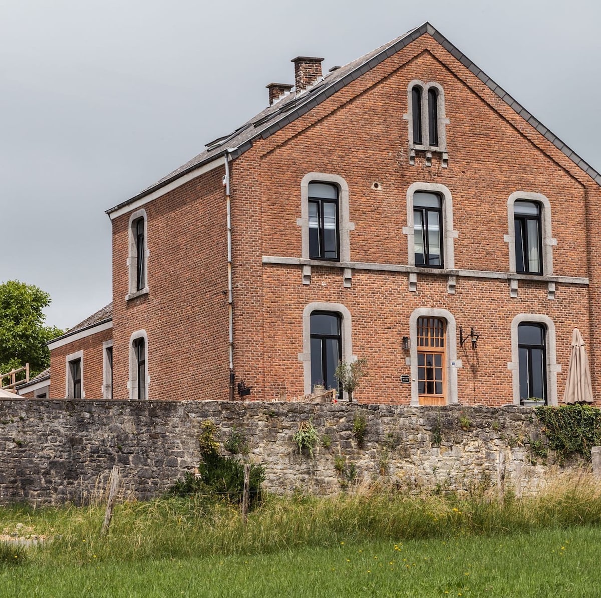 oude school met prachtig zicht