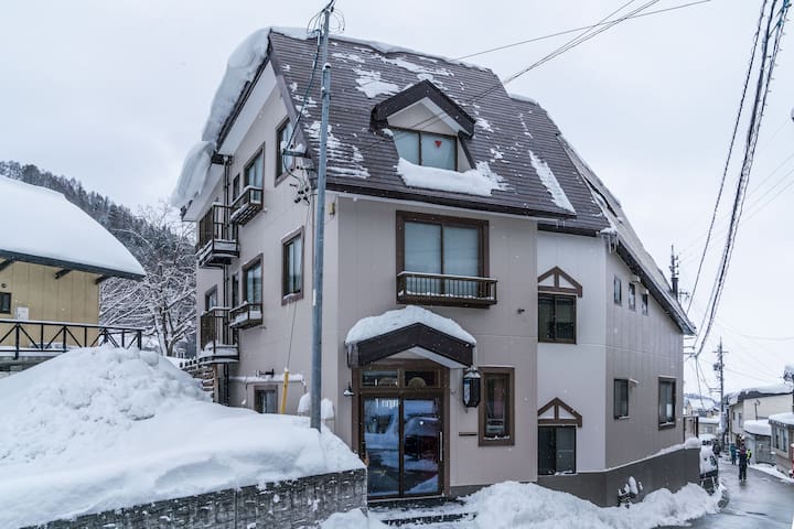 Nozawaonsen, Shimotakai District的民宿