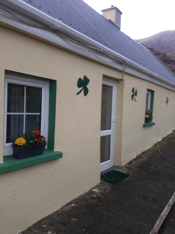 三叶草小屋，邓洛基拉尼峡谷（ Gap of Dunloe Killarney ）。