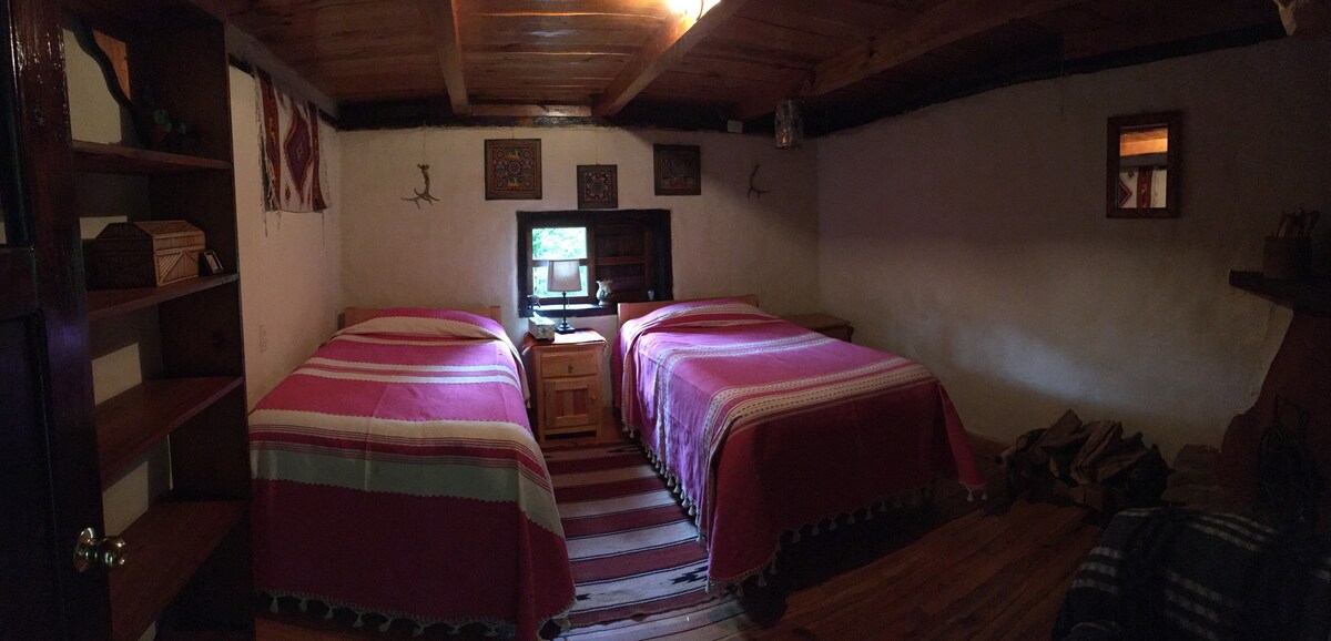 Casa Maitri - 2 single beds, Private Room