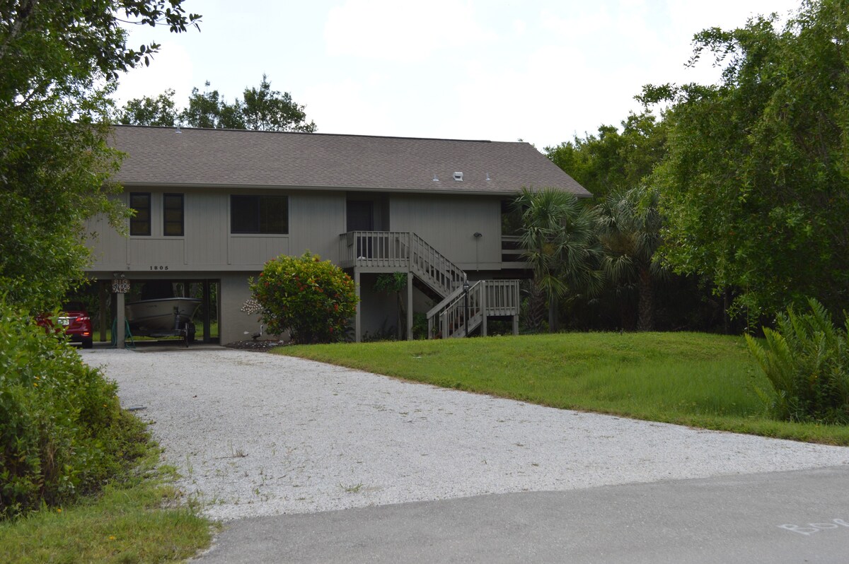 Bowman's Beach House Rental-5 minute walk to beach