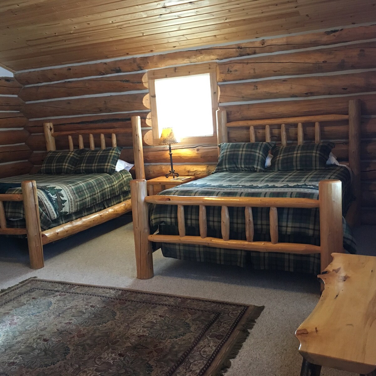Charming Log Cabin 2Q beds/Bath/Mini kitchen--Deer