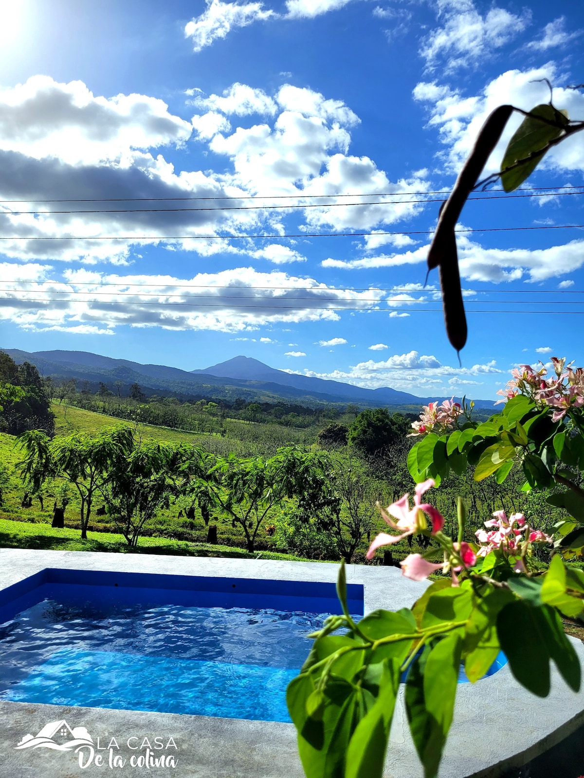 Vista al Volcán tenorio y montaña