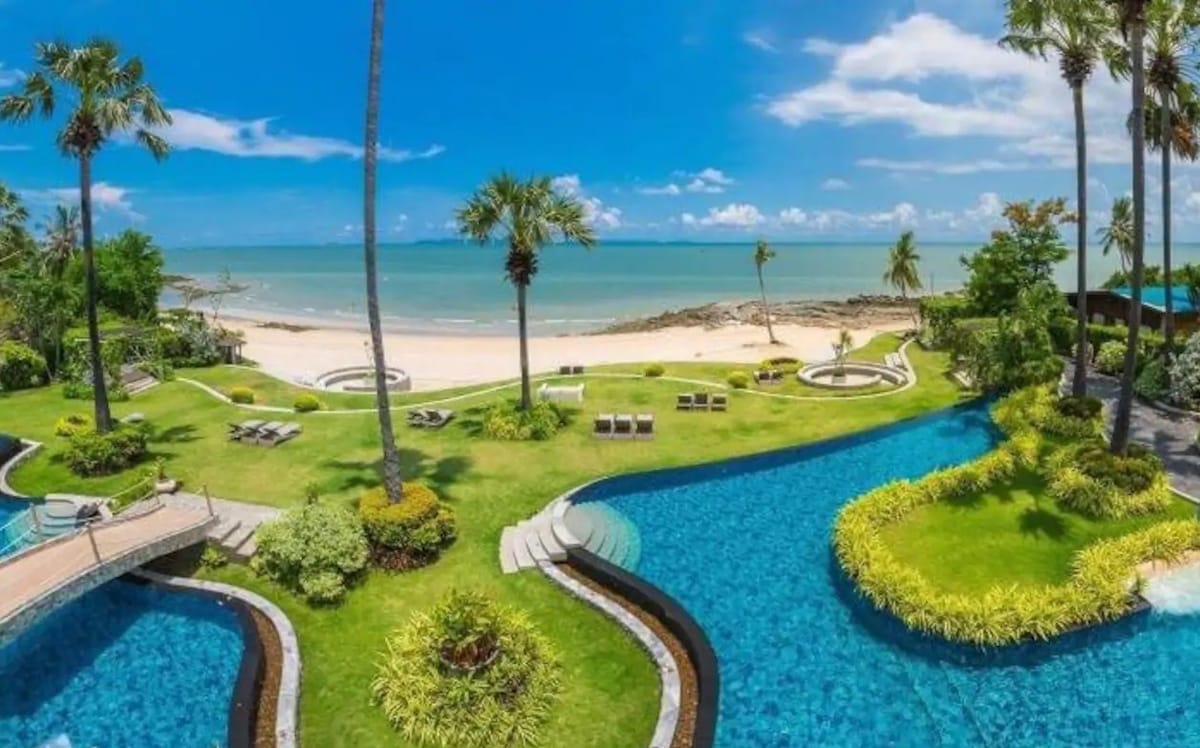 R4 Pattaya The Palm Private Beach Front plam