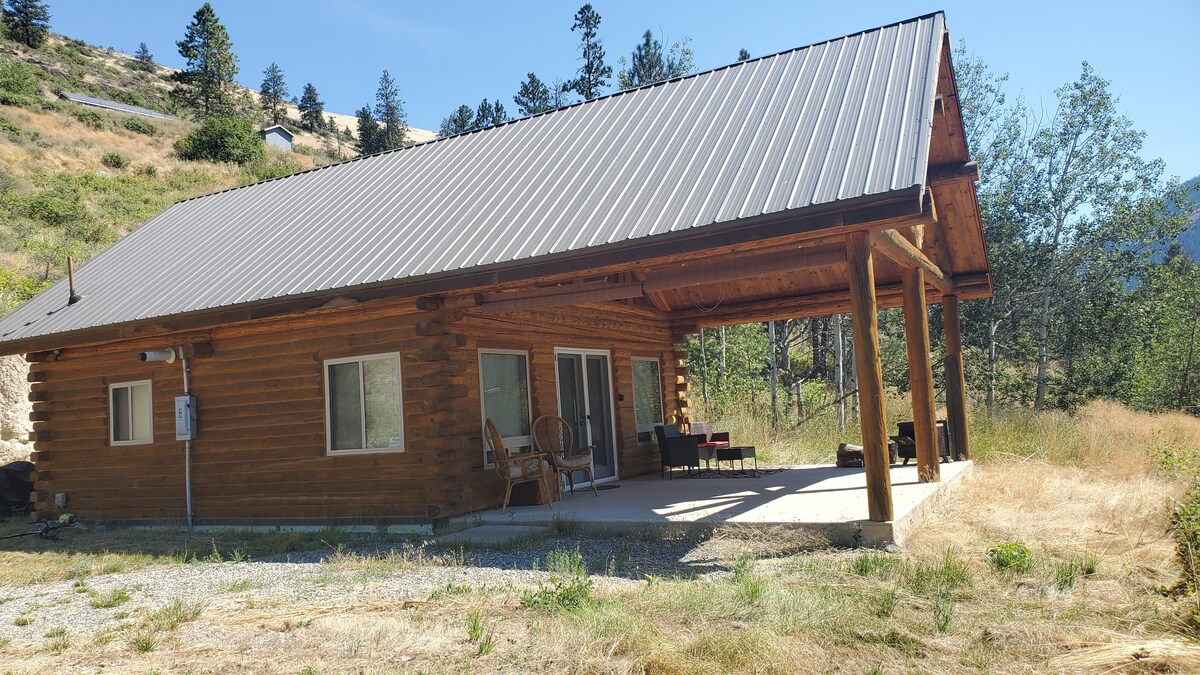 Eagle's Roost- Log cabin with Kootenai River views