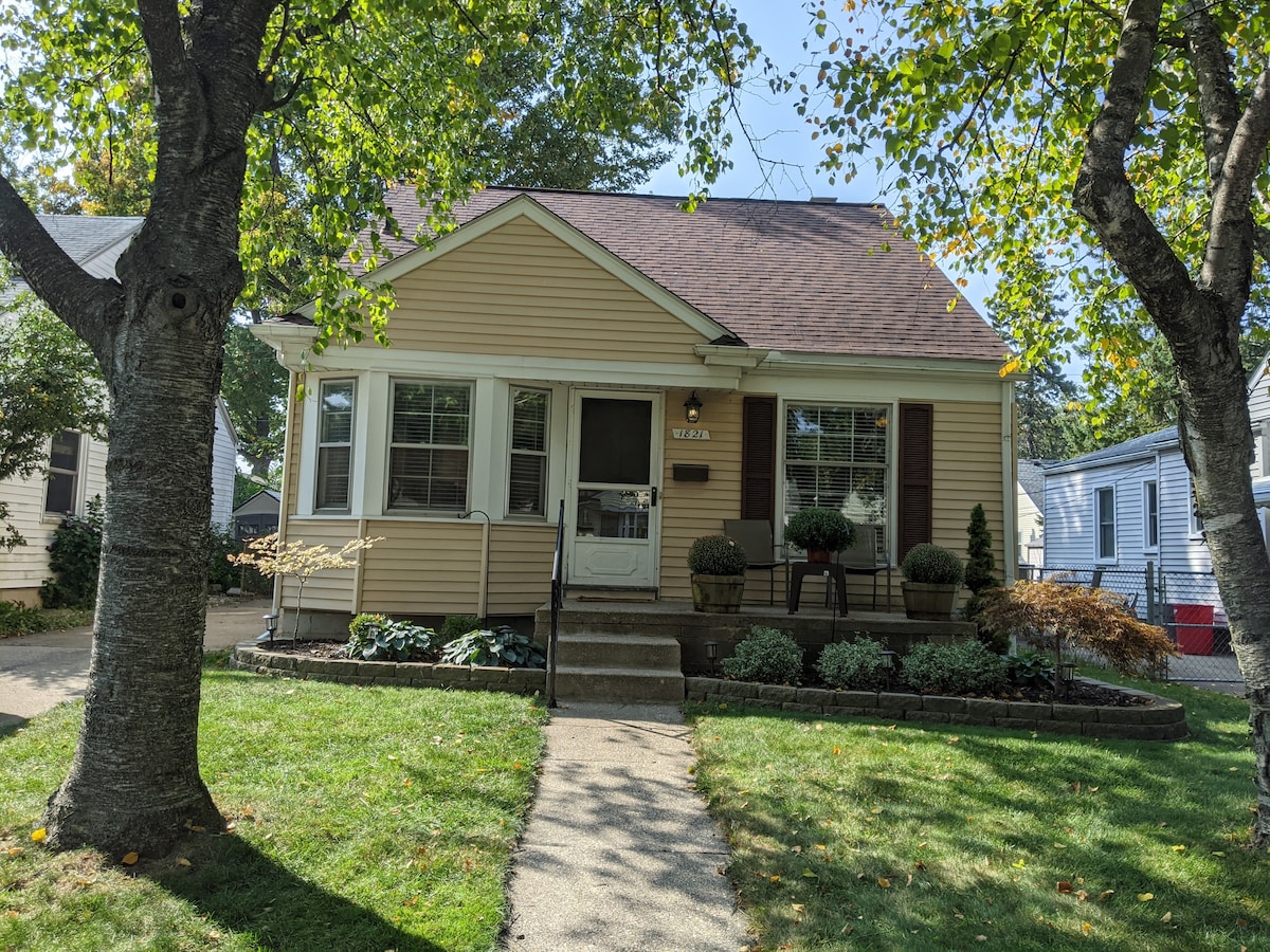 Beautiful Bungalow Near Downtown Royal Oak!