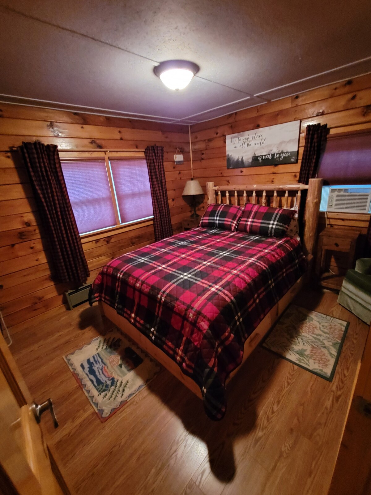 Schroon Lake Cozy Cabin for an Adirondack Retreat