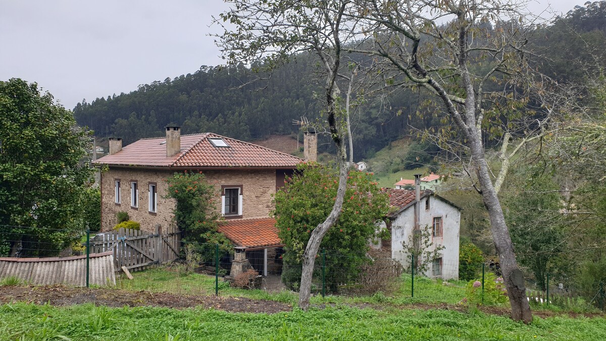Casa rústica en medio rural con río en terreno