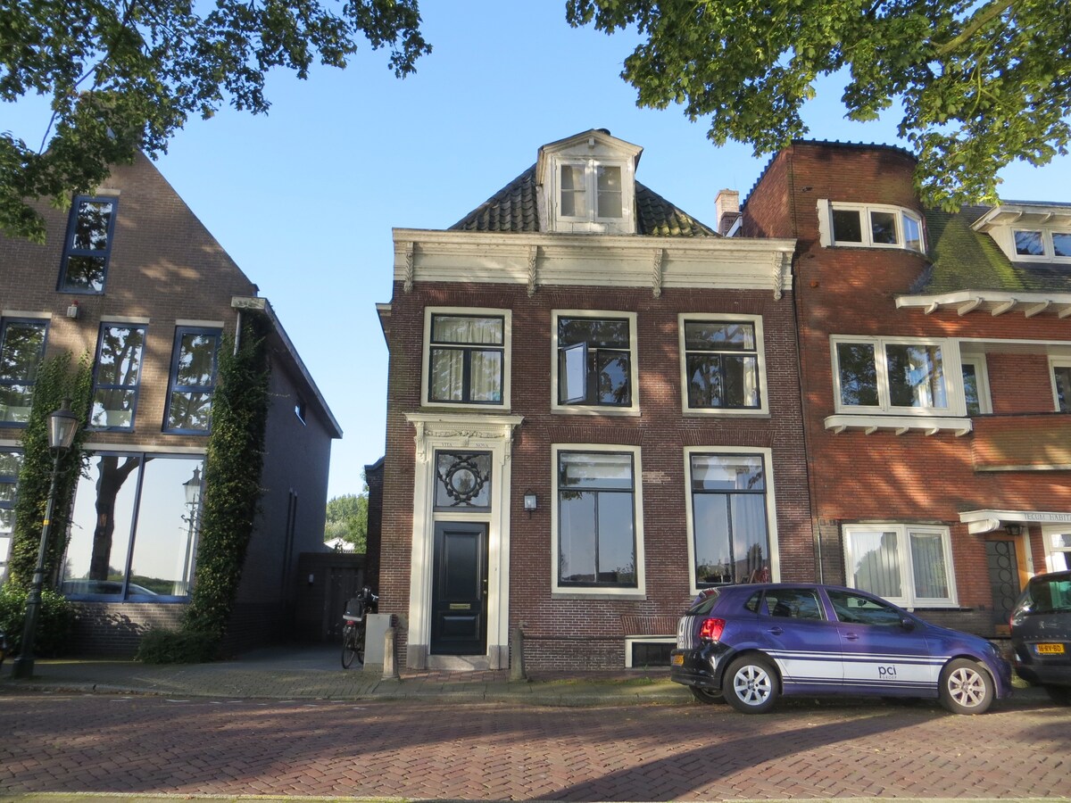 毗邻阿姆斯特丹河景的家庭住宅。