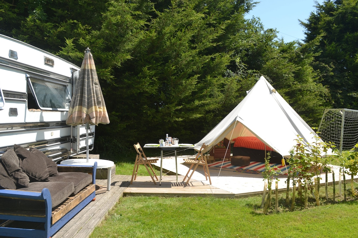 Bell Tent和Chrome Fairground Caravan