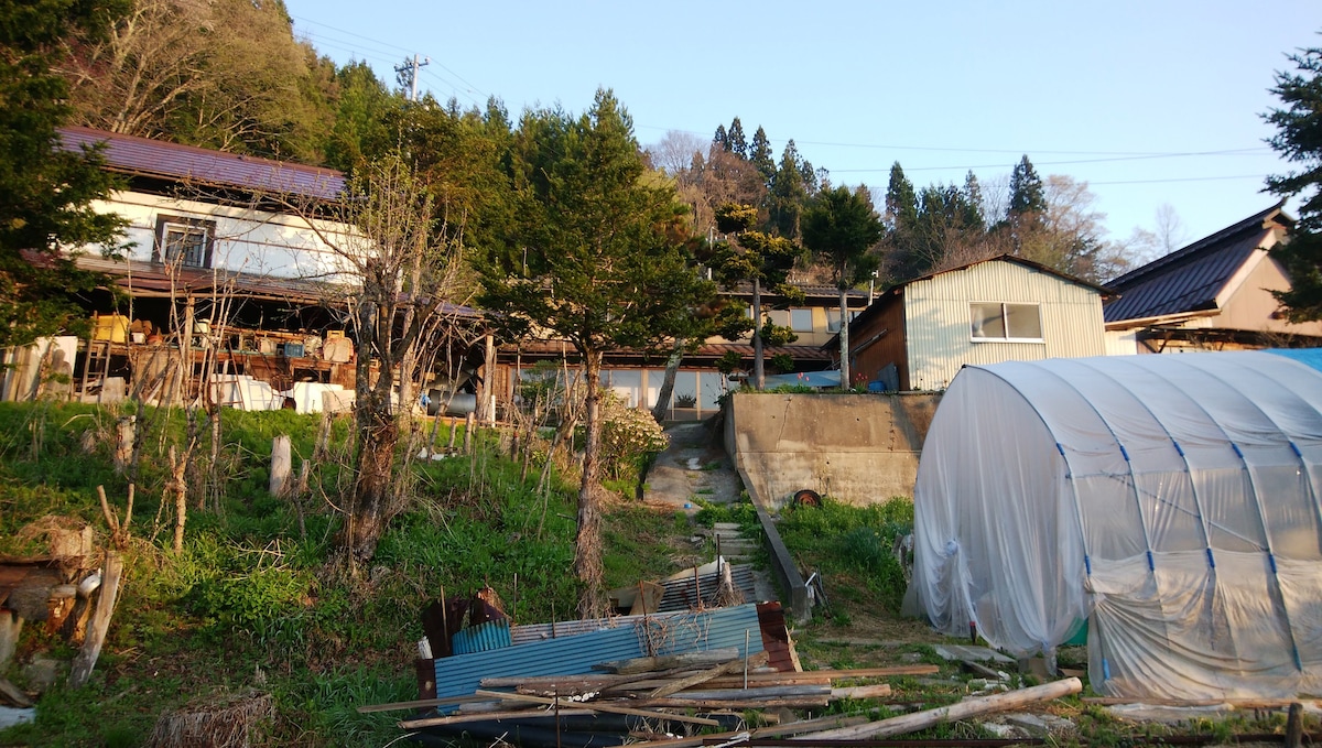 山村（ Yamamura ）的古老房子。在乡村体验后喝酒，如养殖、养鸡、猎捕陷阱或DIY。