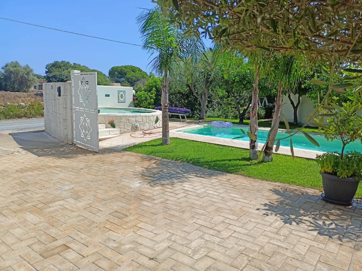 Villa with private pool and jacuzzi