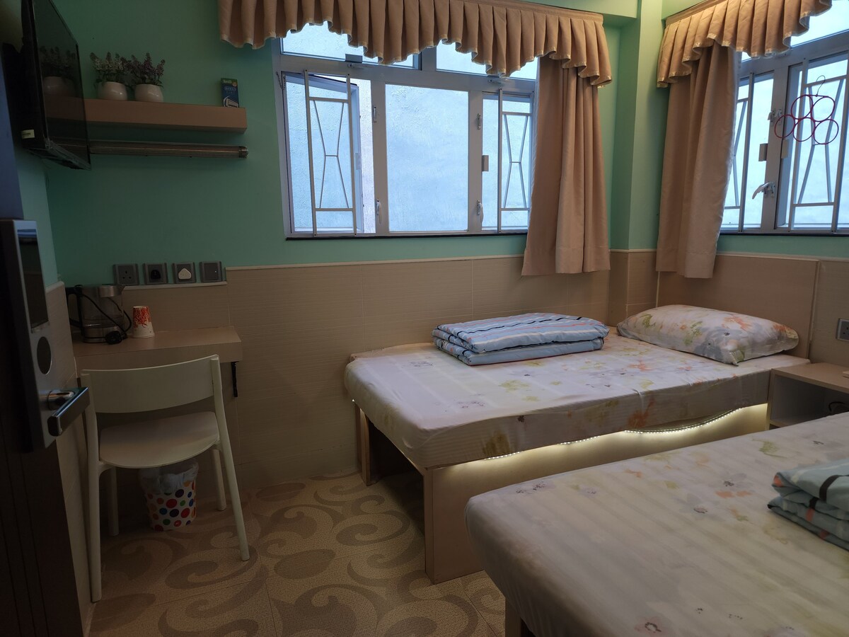 喜日賓館：18號房間雙床房（ Deluxe twin room）床寬90cm，獨立洗手間，大窗。