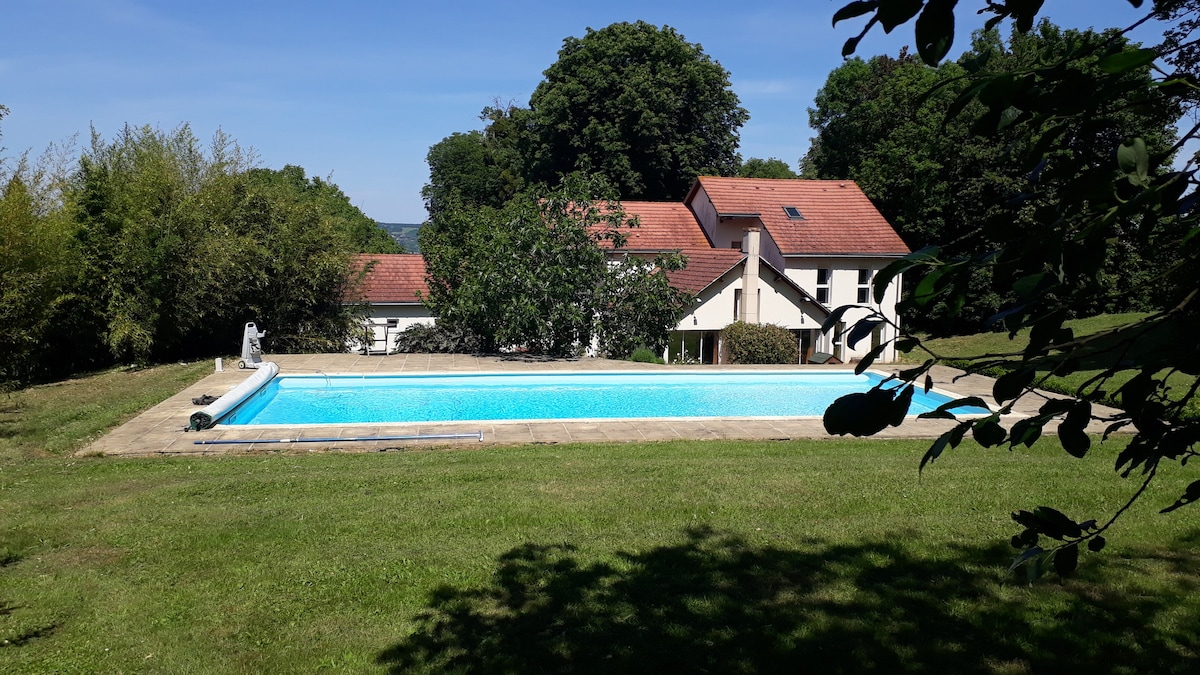 带公园和泳池的美丽房源（距离巴黎40英尺）