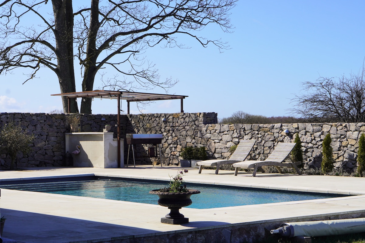 "Boutique barn" with pool and stunning views