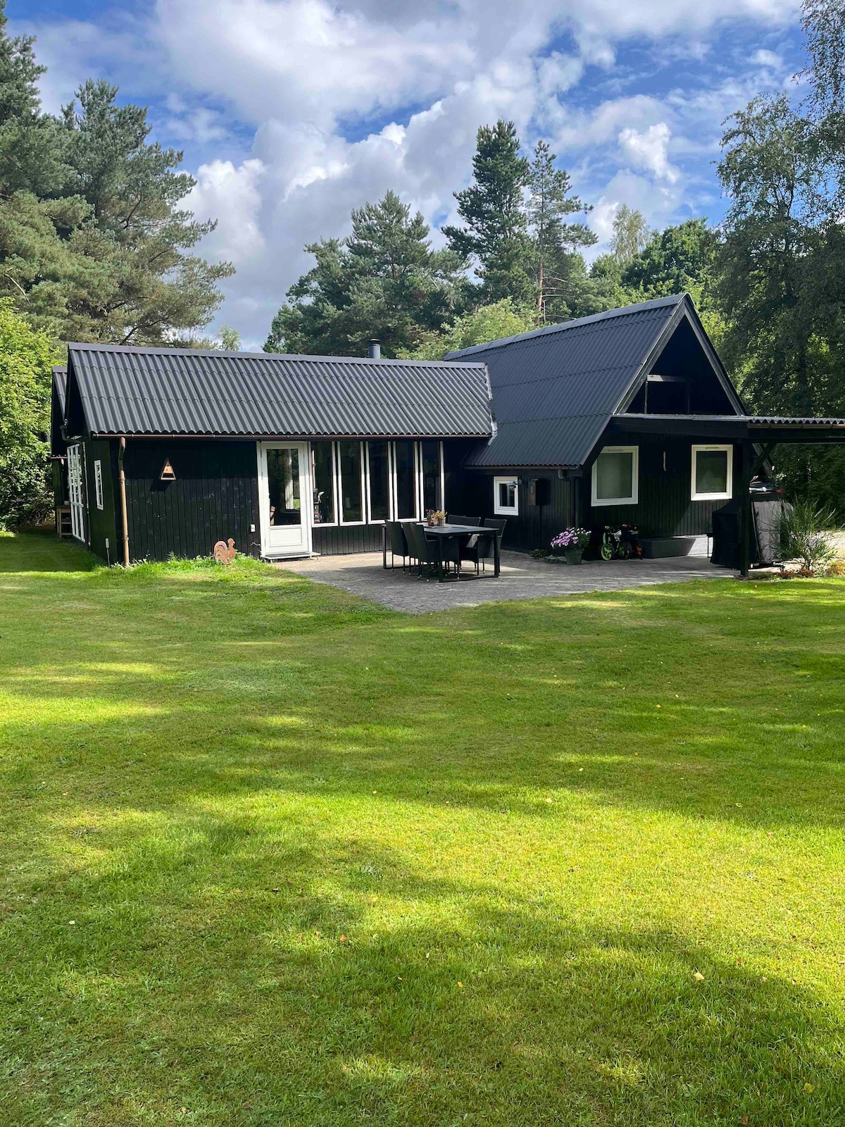 Idyllisk sommerhus i skoven