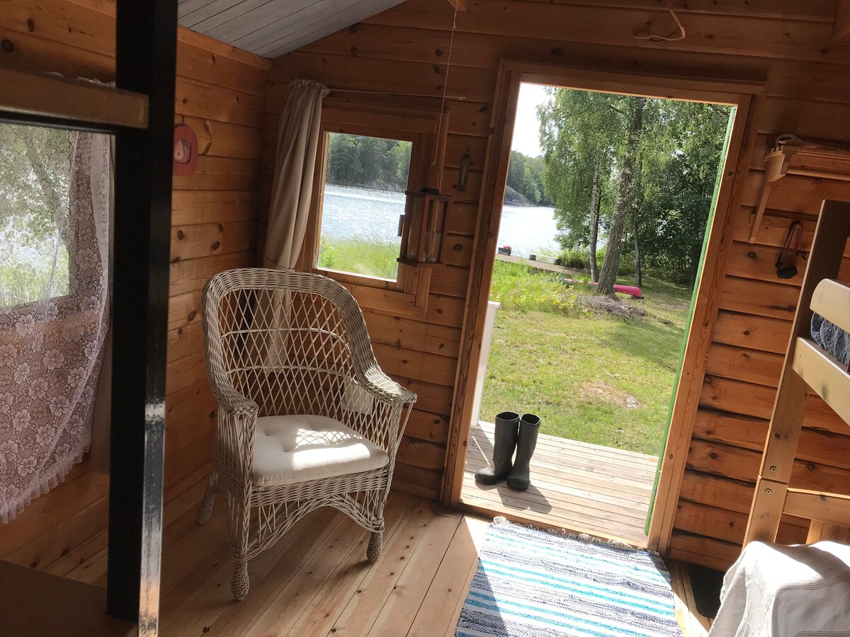 Peaceful cottage by a lake, 60 min from Stockholm