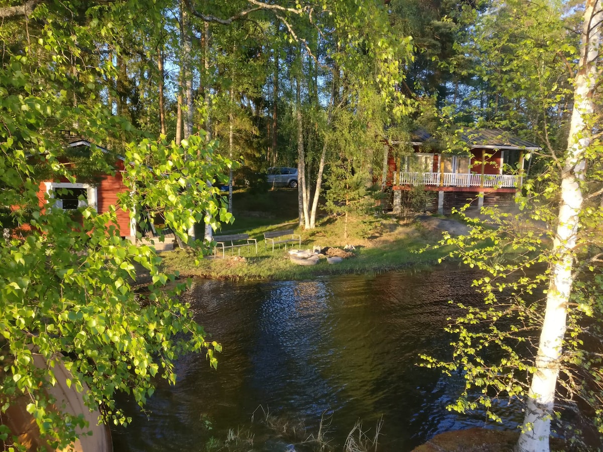 位于美丽湖畔的传统芬兰乡村小屋
