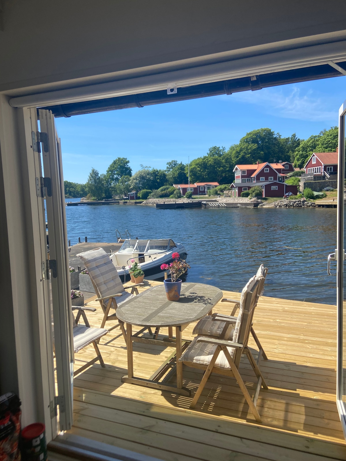 Fin sjöstuga med egen brygga i Ronneby skärgård.