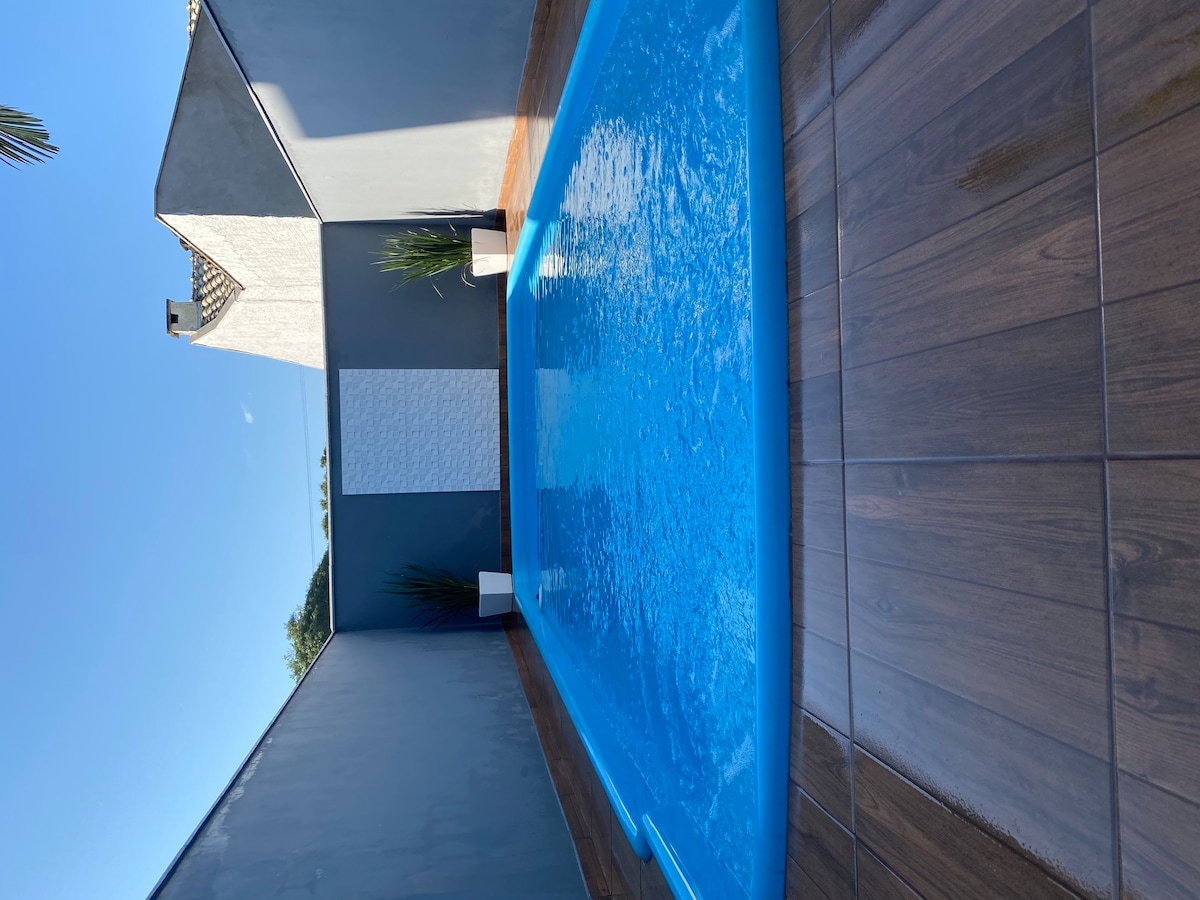 Casa agradável com piscina e tranquilidade.