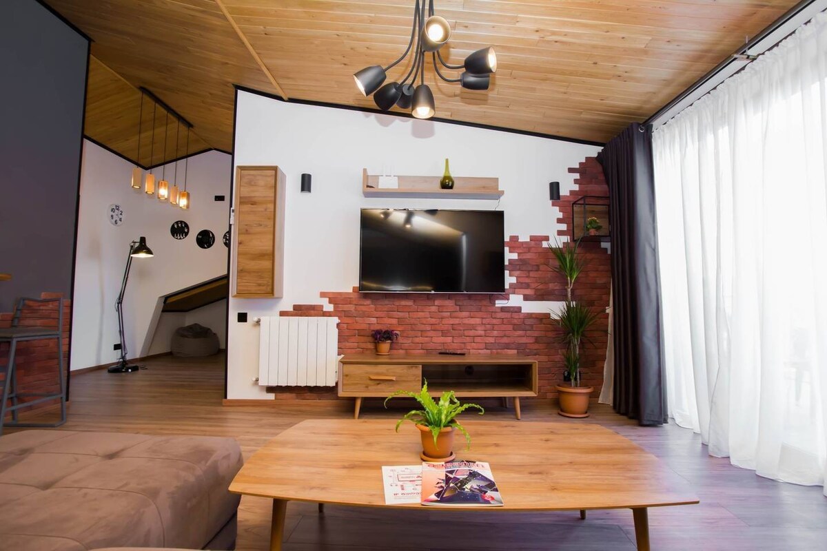 带露台和景观的时尚双卧室公寓- By Wehost