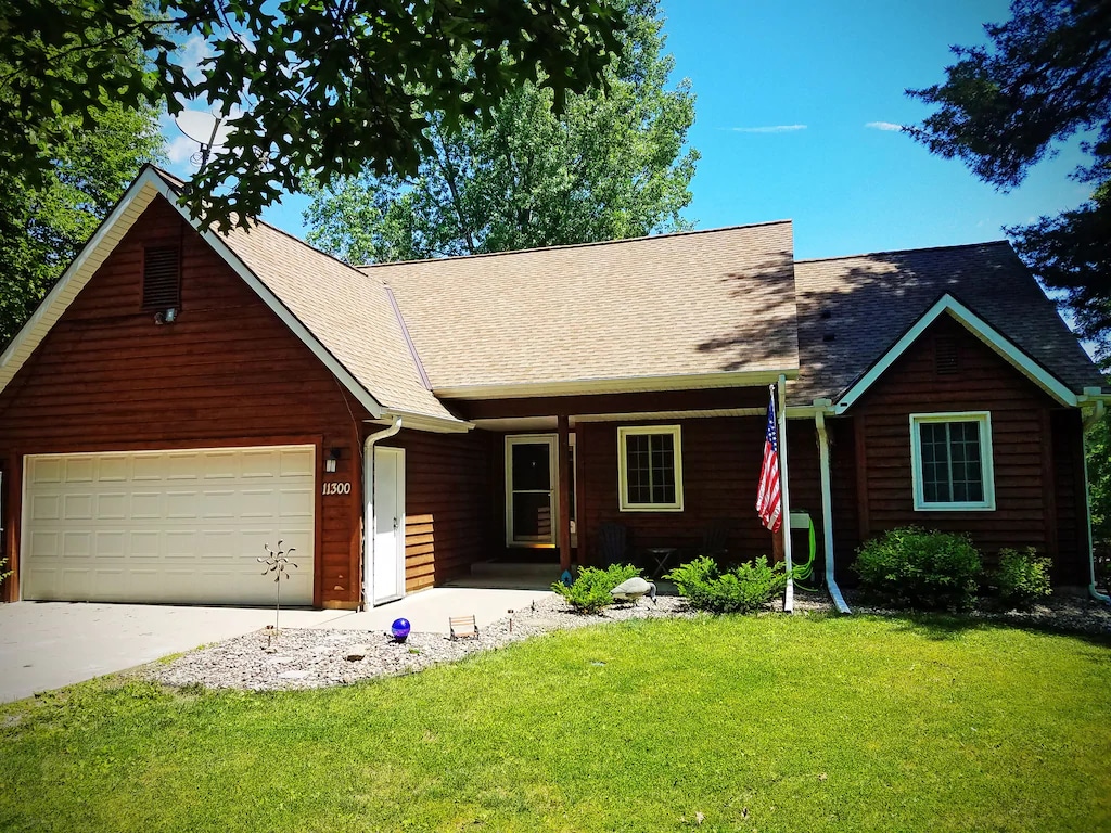 Scrapbooking/Vacation retreat house on the water, country living, 15 min to Mayo Clinic Rochester, huge yard and so peaceful!!