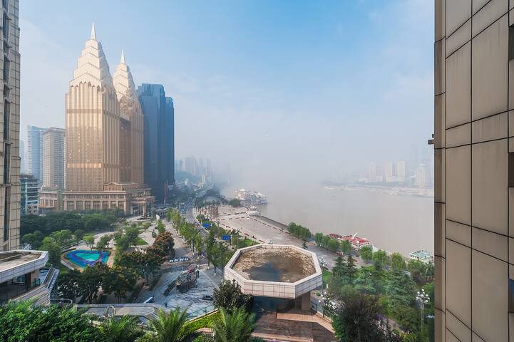 『诗情画意』解放碑江边的超大落地玻璃赏绝美重庆长江夜景房,五星
