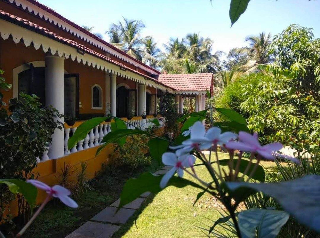 The Bougainvilla Stay-Goa ，带早餐的房间