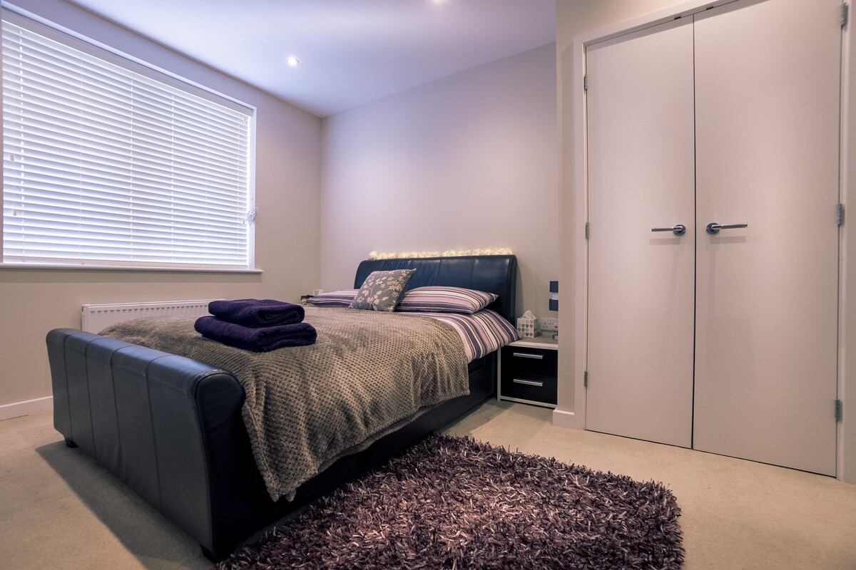 En suite double room with, wifi smart TV & parking